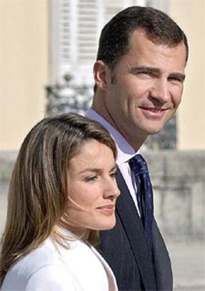 El Príncipe y su prometida, Letizia Ortiz, pasean en los jardines de El Pardo ante los medios de comunicación.