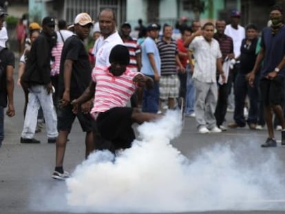 Protestas en la ciudad paname&ntilde;a de Col&oacute;n contra la venta de los terrenos en la Zona Libre.