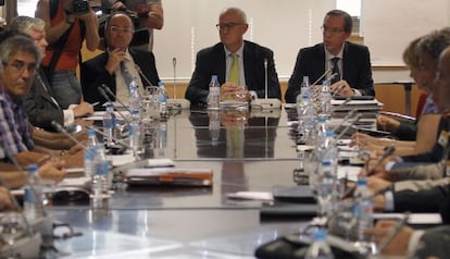 El secretario de Estado de Energía, en el centro, durante la reunión de la comisión de seguimiento del Plan del Carbón que se está celebrando esta tarde.