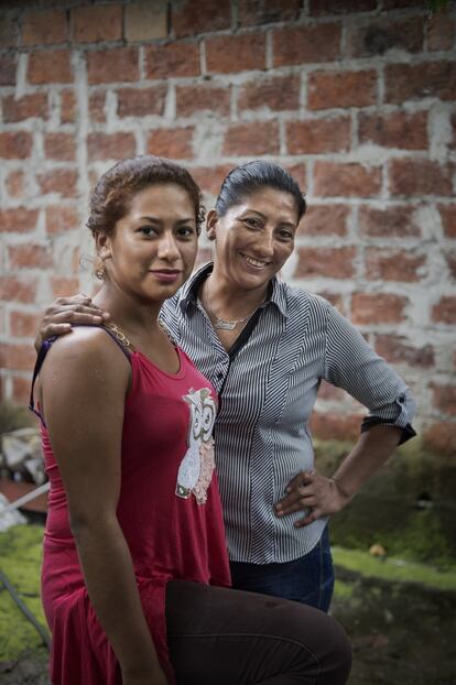 Mónica Medranda, de 35 años (derecha), posa con su hija. Pese a la lluvia y los caminos embarrados, ambas han acudido juntas a la reunión vecinal a la que, casi siempre, acuden solo las mujeres. Por eso, explican, hay una presidenta y una tesorera. Ellas van y ellas se eligen para el gobierno de la comunidad. La mayoría de varones se desentienden de las cuestiones comunes, añaden las presentes. "Yo trabajo en mi casa 'nomás', tengo mi marido, gallinas, chanchos...", dice Medranda. Tiene la vida tranquila, aún con las dificultades propias de la pobreza, que aseguran que tienen los habitantes de esta zona. Sin embargo, lejos de conformarse, madre e hija han hecho cursos de estética. Quieren montar un salón de belleza juntas. "Aquí no hay", apunta Medranda. Si lo consigue abrir, con el de Carmen Ruales, quizá en unos meses haya dos en Pechichal donde las autodeclaradas coquetas podrán ir a hacerse las uñas o cambiar de peinado. Para que así sea, necesitan "lo propio de una peluquería, como secadores".