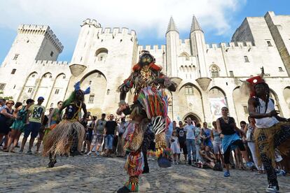 Artistas danzan frente al palacio de los Papas en el desfile de apertura del 67º Festival Internacional de Teatro de Aviñón, el pasado 7 de julio.