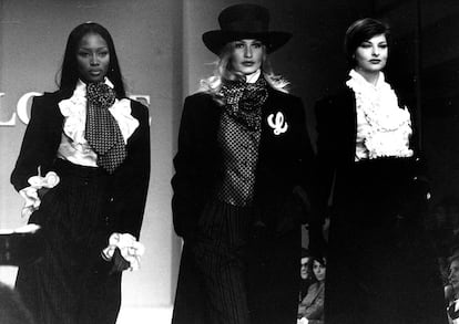 En la foto Naomi Campbell, Karen Mulder y Linda Evangelista en un desfile de Loewe en 1992.