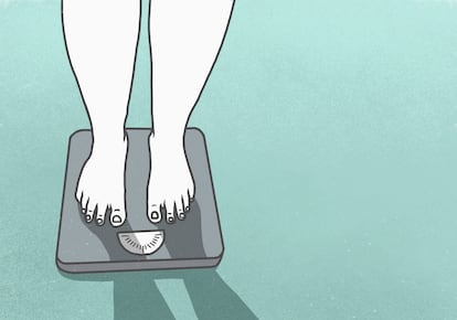 Una mujer controla su peso con una báscula.