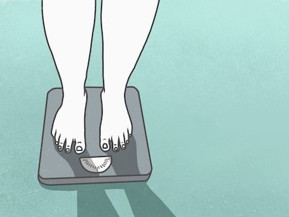 Una mujer controla su peso con una báscula.