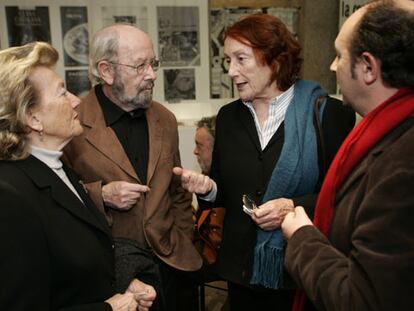 José Manuel Caballero Bonald (segundo por la izquierda), con su esposa (a su derecha), la directora de la Biblioteca Nacional, Rosa Regás, y el editor Adolfo García Ortega.