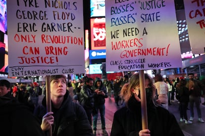 Protesta por la muerte de Tyre Nichols en Times Square, en Nueva York, el viernes. Tres días después de la paliza, el hombre murió en el hospital. 