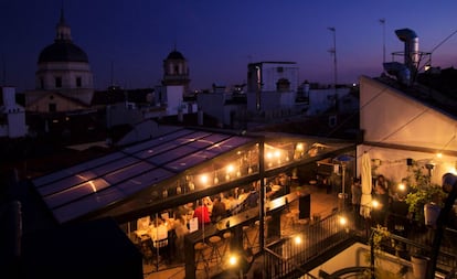 La ciudad ha encontrado un serio aliado en las alturas y los ascensores. A un paso de la plaza Mayor encontramos este 'hostel' juvenil con un gran vestíbulo y una terraza en el ático, a la que acceder requiere, normalmente, esperar una larga cola. Merece la pena por sus vistas a la madrileña cúpula de San Isidro. También por su animado ambiente. Se puede picar y tomar vinos o cervezas en la zona de invernadero, junto al ventanal. O en las mesas bajas de la zona abierta. De noche se vuelve aún más romántica, con farolillos que simulan luces de feria. Imprescindible. Dirección: Imperial, 9. +34 917 72 85 72. www.thehatmadrid.com.