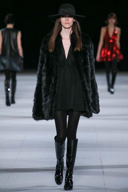 Saint Laurent resucita a Edie Sedgwick en la pasarela