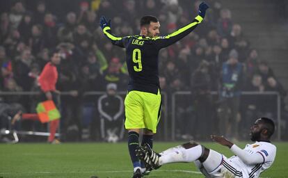 Lucas Pérez celebra uno de sus tres goles al Basilea.