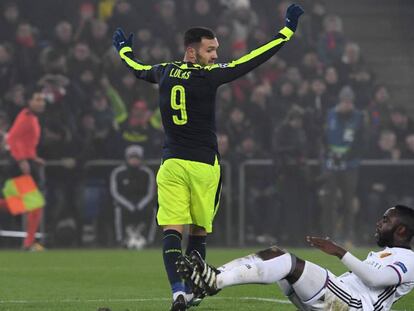 Lucas Pérez celebra uno de sus tres goles al Basilea.