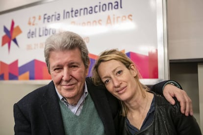 Jorge Herralde y Milena Busquets en su presentación, en la Feria del Libro de Buenos Aires.