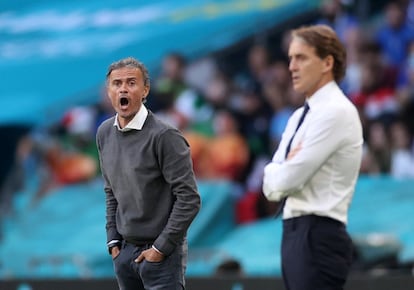 Luis Enrique y Roberto Mancini siguen el partido desde la banda. En la primera media hora España acumula tres disparos a puerta.