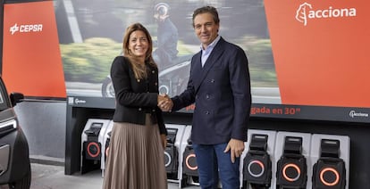 Isabel Gorgoso, directora de New Mobility de Cepsa y Carlos Sotelo, consejero delegado de Silence.