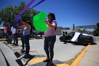 Mujeres protestan al exterior de las instalaciones de la Comisión Federal de Electricidad (CFE) en Samalayuca, el 12 de mayo de 2022.