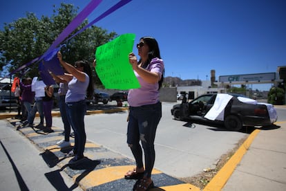 Mujeres protestan al exterior de las instalaciones de la Comisión Federal de Electricidad (CFE) en Samalayuca, el 12 de mayo de 2022.