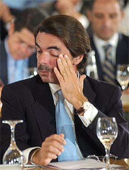 Aznar, emocionado tras pronunciar su último discurso como líder del PP, ayer en un hotel madrileño.