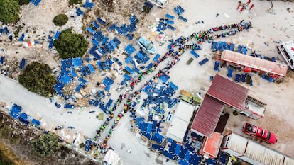 Imagen aérea, tomada este 14 de septiembre de 2023, del centro operativo denominado "Hotspot", rodeado de migrantes, en la isla italiana de Lampedusa.