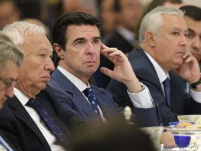 El ministro de Industria, Jos&eacute; Manuel Soria, entre el ministro Margallo y Javier Arenas.