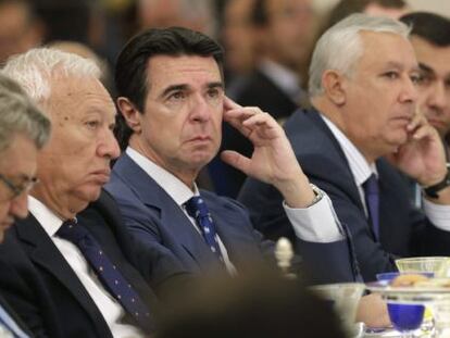 El ministro de Industria, José Manuel Soria, entre el ministro Margallo y Javier Arenas.