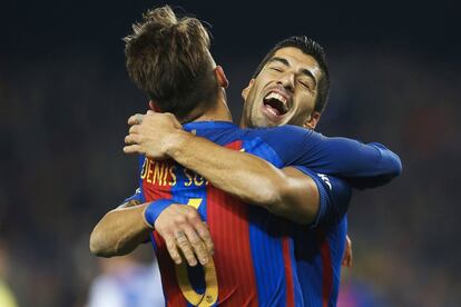 Denis Suárez celebra amb Luis Suárez el seu gol davant la Reial Societat.