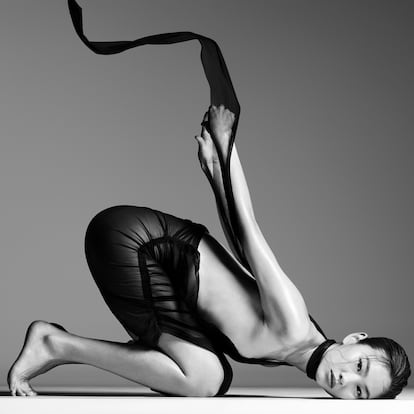 La actriz y modelo surcoreana Hoyeon Jung, de 30 años, cierra el calendario Pirelli de 2025. "Ella sola evolucionó en esta pose, se fue haciendo pequeña y todos estábamos asombrados", comenta la estilista del almanaque, Tonne Goodman.