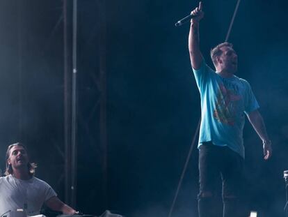 Axwell e Ingrosso (de pie), durante su actuaci&oacute;n en el Barcelona Beach Festival de la noche del s&aacute;bado.
  
