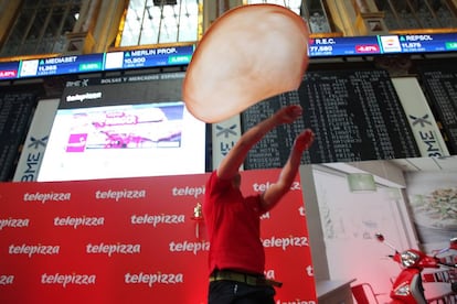 Un cocinero lanza una masa de Pizza en el estreno en Bolsa de Telepizza