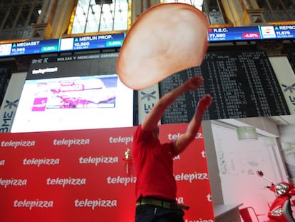 Un cocinero lanza una masa de Pizza en el estreno en Bolsa de Telepizza