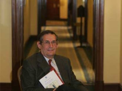 Gabriel Tortella, con su último libro, <i>Los orígenes del siglo XXI.</i>