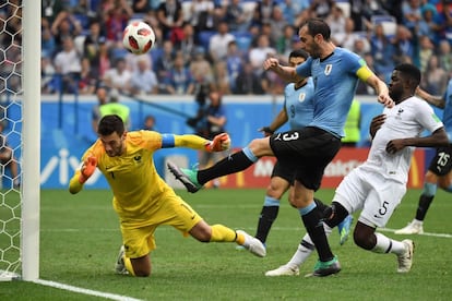 El uruguayo Diego Godín dispara el balón frente a Hugo Lloris y Samuel Umtiti de Francia.  