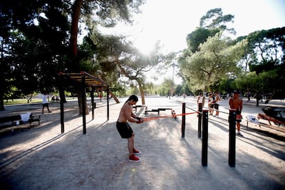 Las barras del Ángel Caído, nombre con el que se conoce coloquialmente al parque de calistenia del Retiro, es uno de los puntos de reunión más famosos de la capital para practicar 'street workout'.