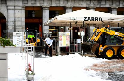 Una máquina limpia la Plaza Mayor de Madrid tras el paso del temporal.