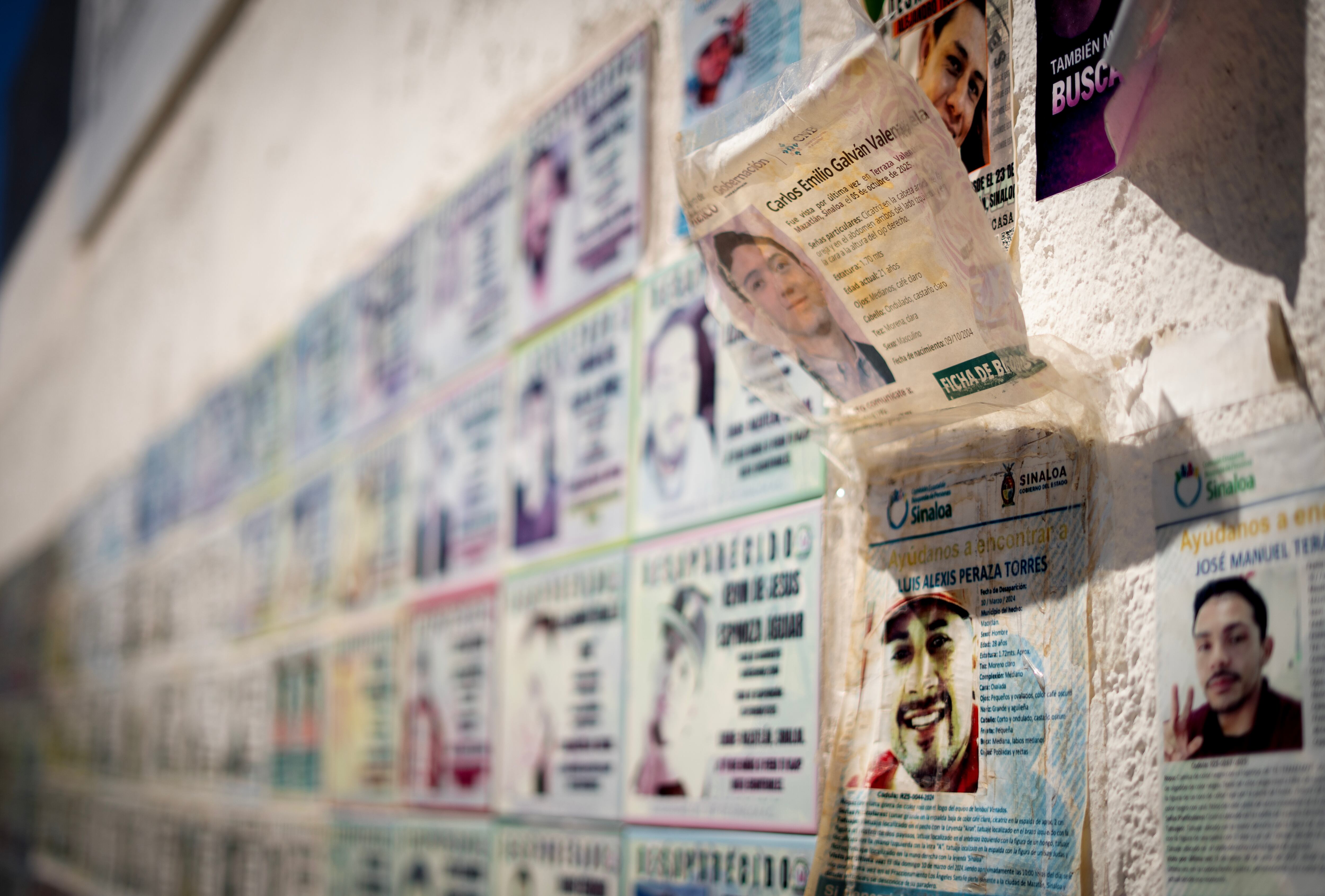 Familiares de personas desaparecidas en Mazatlán, Sinaloa, colocaron baldosas y azulejos con fichas de búsqueda en la Fiscalía General del Estado.