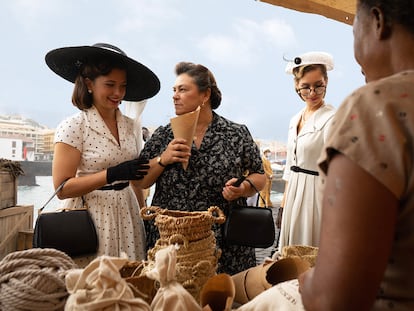 Amparo Piñero (izquierda), una de las protagonistas de 'Dos vidas', en el primer capítulo de la serie.