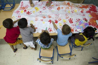 Unos niños participan en una escuela de verano.