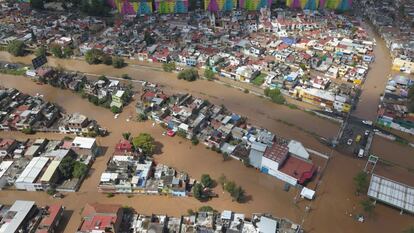 Vista aérea de una zona urbana afectada por las inundaciones que provocó el huracán Willa en Morelia, Estado de Michoacán.