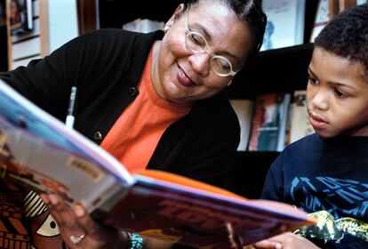 La escritora bell hooks firma un libro a un niño en Hyattsville (Maryland), en 2003.