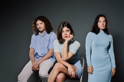 Carla Nyman, en el centro, con los actores de 'Hysteria', Mariano Estudillo y Lluna Issa Casterà.