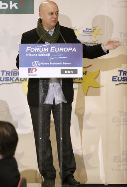 El alcalde de San Sebastián, Odón Elorza, durante la conferencia que ha pronunciado hoy en Bilbao, organizada por en el Forum Nueva Economía.