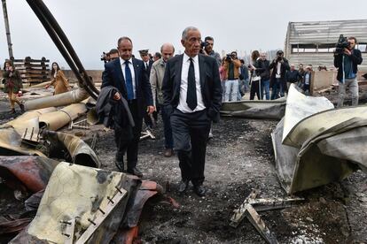 El presidente luso, Marcelo Rebelo de Sousa, visita el parque industrial Oliveira de Frades calcinado, durante una visita a los municipios del centro del país afectados por los incendios forestales de la semana pasada, en Santa Comba, Vouzela (Portugal).