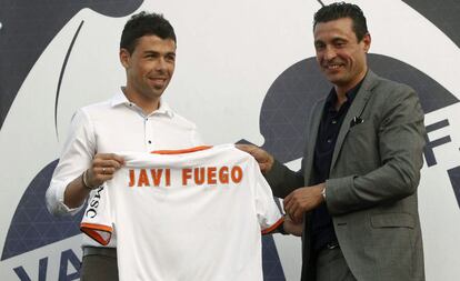 El centrocampista Javi Fuego posa con la camiseta del Valencia junto al presidente del Valencia, Amadeo Salvo, en su presentación con el club. El asturiano, de 29 años, llega libre a Mestalla tras tres temporadas en el Rayo Vallecano. Formado en las categorías inferiores del Sporting, Fuego fue el cuarto máximo recuperador de Primera el pasado curso.