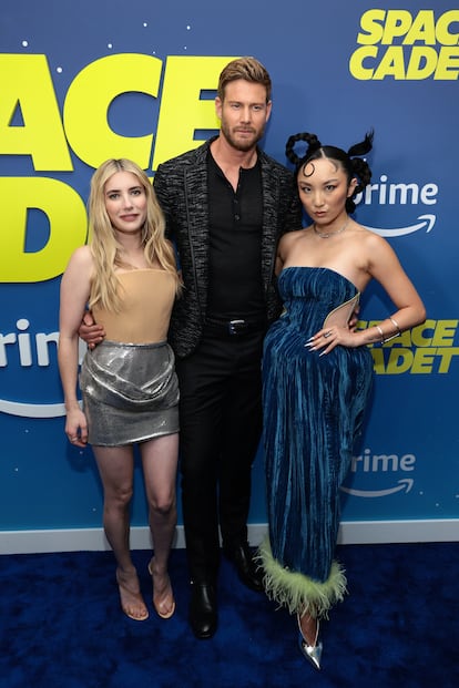 Emma Roberts junto dos de sus compañeros de reparto en ‘Infiltrada en la Nasa’ Tom Hopper y Poppy Liu.