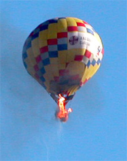 El globo, tras incendiarse e iniciar su caída hacia el suelo.