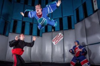 Caída libre bajo techo en el el Vegas Indoor Skydiving, en Las Vegas (EE UU).