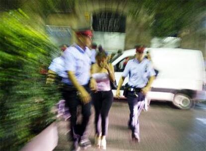 Los Mossos detienen a una mujer en la Rambla, durante la redada de la madrugada del sábado.