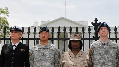 Militares estadounidenses esposados a la verja de la Casa Blanca en 2010 en una protesta en favor de los derechos de los homosexuales.