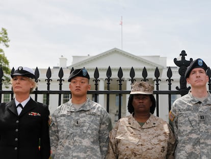 Militares estadounidenses esposados a la verja de la Casa Blanca en 2010 en una protesta en favor de los derechos de los homosexuales.