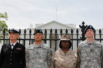 Militares estadounidenses esposados a la verja de la Casa Blanca en 2010 en una protesta en favor de los derechos de los homosexuales.