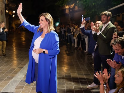 La candidata del PP, María José Catalá, saluda a su llegada a la sede tras ganar las elecciones en Valencia.