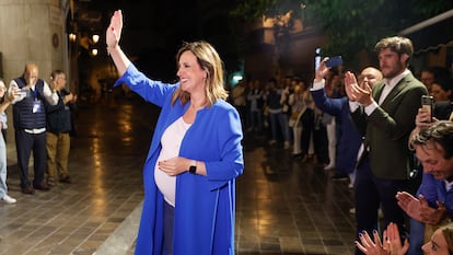 La candidata del PP, María José Catalá, saluda a su llegada a la sede tras ganar las elecciones en Valencia.